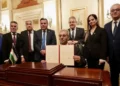 El comisionado jefe del Comité Nacional para la Administración de Gaza, Ali Shaath, muestra la declaración de misión del NCAG junto a otros miembros del comité el 17 de enero de 2026.