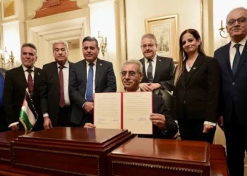 El comisionado jefe del Comité Nacional para la Administración de Gaza, Ali Shaath, muestra la declaración de misión del NCAG junto a otros miembros del comité el 17 de enero de 2026.