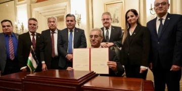 El comisionado jefe del Comité Nacional para la Administración de Gaza, Ali Shaath, muestra la declaración de misión del NCAG junto a otros miembros del comité el 17 de enero de 2026.