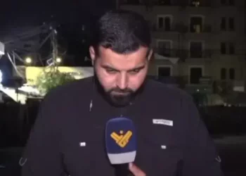 Ali Shabib, reportero de Al-Manar, durante una transmisión en directo en el sur del Líbano.