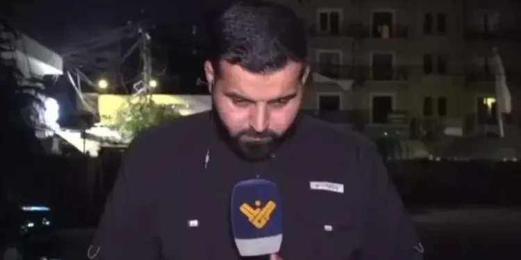 Ali Shabib, reportero de Al-Manar, durante una transmisión en directo en el sur del Líbano.