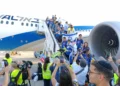 Nuevos inmigrantes llegan a Israel en un vuelo de Nefesh B'Nefesh