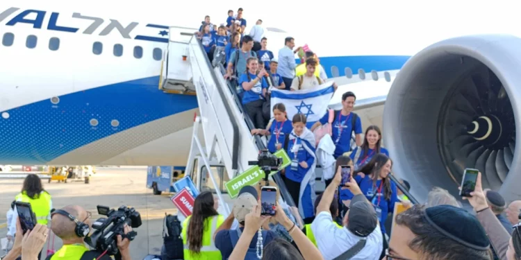 Nuevos inmigrantes llegan a Israel en un vuelo de Nefesh B'Nefesh