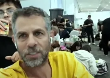 Almog Italie, pasajero de un avión de flydubai que aterrizó en el aeropuerto de Tabuk, Arabia Saudita, el 30 de septiembre de 2026.