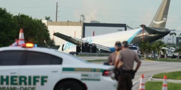 Un avión de carga de Amazon en el Aeropuerto Internacional de Miami después de salirse de la pista, Florida, 6 de septiembre de 2026.