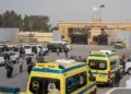 Ambulancias hacen fila para entrar por la puerta egipcia del cruce de Rafah hacia la Franja de Gaza, el 2 de febrero de 2026.