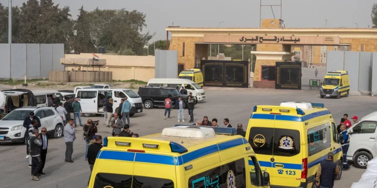 Ambulancias hacen fila para entrar por la puerta egipcia del cruce de Rafah hacia la Franja de Gaza, el 2 de febrero de 2026.