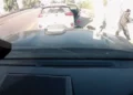 Imágenes de cámara vehicular muestran a Aner Shapira cuando arroja fuera de un refugio granadas lanzadas por terroristas de Hamás cerca de Re'im el 7 de octubre de 2023.