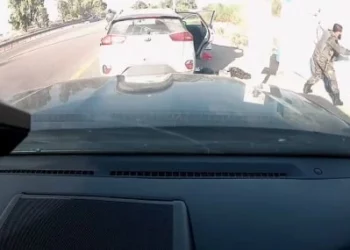 Imágenes de cámara vehicular muestran a Aner Shapira cuando arroja fuera de un refugio granadas lanzadas por terroristas de Hamás cerca de Re'im el 7 de octubre de 2023.