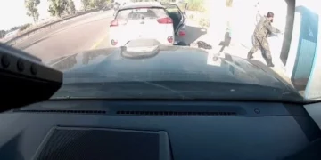 Imágenes de cámara vehicular muestran a Aner Shapira cuando arroja fuera de un refugio granadas lanzadas por terroristas de Hamás cerca de Re'im el 7 de octubre de 2023.