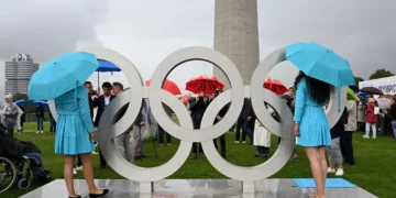 Anfitrionas y visitantes junto a los anillos olímpicos instalados en Múnich por el 50 aniversario de los Juegos de 1972