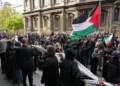 Estudiantes con banderas palestinas durante una marcha interuniversitaria contra Israel en Londres, el 7 de octubre de 2025.