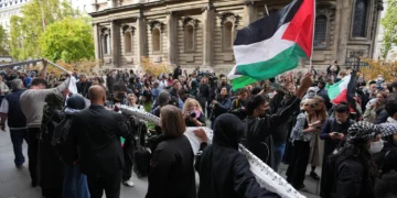 Estudiantes con banderas palestinas durante una marcha interuniversitaria contra Israel en Londres, el 7 de octubre de 2025.