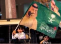 Un niño ondea una bandera con la imagen del príncipe heredero saudí Mohammed bin Salman durante las celebraciones del Día Nacional en Riad.