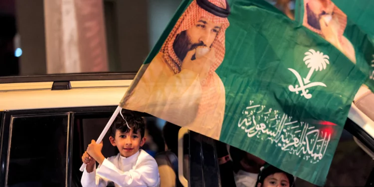 Un niño ondea una bandera con la imagen del príncipe heredero saudí Mohammed bin Salman durante las celebraciones del Día Nacional en Riad.