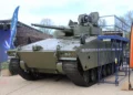 AS21 Redback de Hanwha Aerospace con la torreta CTAS de 40 mm de Lockheed Martin UK y el sistema antidrones SkyKeeper en Defence Vehicle Dynamics 2026.