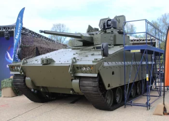 AS21 Redback de Hanwha Aerospace con la torreta CTAS de 40 mm de Lockheed Martin UK y el sistema antidrones SkyKeeper en Defence Vehicle Dynamics 2026.