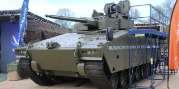 AS21 Redback de Hanwha Aerospace con la torreta CTAS de 40 mm de Lockheed Martin UK y el sistema antidrones SkyKeeper en Defence Vehicle Dynamics 2026.