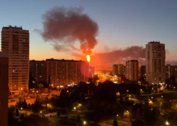 Llamas y humo se elevan desde la refinería de petróleo de Moscú tras un ataque ucraniano con drones el 20 de septiembre de 2026.