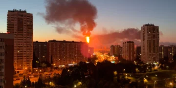 Llamas y humo se elevan desde la refinería de petróleo de Moscú tras un ataque ucraniano con drones el 20 de septiembre de 2026.
