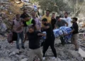 Personas trasladan un cuerpo tras un ataque israelí en Arab Salim, sur del Líbano