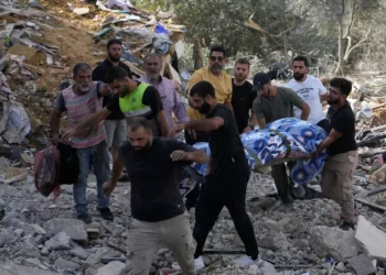 Personas trasladan un cuerpo tras un ataque israelí en Arab Salim, sur del Líbano