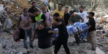 Personas trasladan un cuerpo tras un ataque israelí en Arab Salim, sur del Líbano