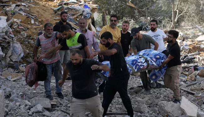 Personas trasladan un cuerpo tras un ataque israelí en Arab Salim, sur del Líbano