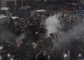 Trabajadores de rescate palestinos junto a un vehículo destruido tras un ataque aéreo israelí en la ciudad de Gaza, 19 de septiembre de 2026.