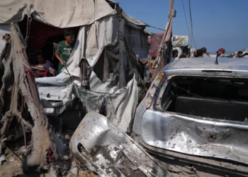 Palestinos se reúnen en el lugar de un ataque militar israelí que, según las autoridades sanitarias, mató al menos a una persona en Jan Yunis, sur de la Franja de Gaza, el 11 de septiembre de 2026.