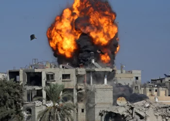 Humo y fuego se elevan tras un ataque israelí contra una vivienda en Jan Yunis, en el sur de la Franja de Gaza, el 9 de septiembre de 2026.
