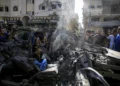 Palestinos inspeccionan los restos de un vehículo tras un ataque israelí en Tel al-Hawa, Ciudad de Gaza, el 13 de septiembre de 2026.