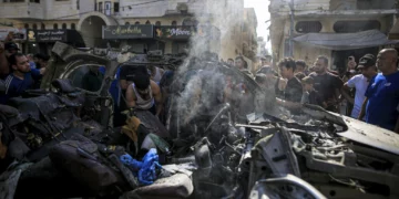 Palestinos inspeccionan los restos de un vehículo tras un ataque israelí en Tel al-Hawa, Ciudad de Gaza, el 13 de septiembre de 2026.