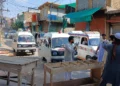 Ambulancias en el lugar de una explosión cerca de la sede policial de Kohat, en la provincia paquistaní de Khyber Pakhtunkhwa, el 18 de septiembre de 2026.