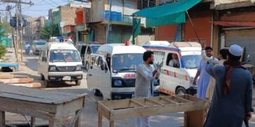 Ambulancias en el lugar de una explosión cerca de la sede policial de Kohat, en la provincia paquistaní de Khyber Pakhtunkhwa, el 18 de septiembre de 2026.
