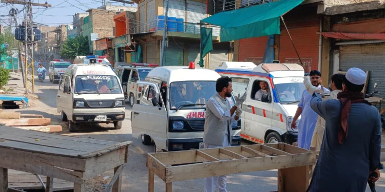 Ambulancias en el lugar de una explosión cerca de la sede policial de Kohat, en la provincia paquistaní de Khyber Pakhtunkhwa, el 18 de septiembre de 2026.