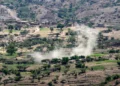 Humo se eleva tras ataques durante los enfrentamientos entre hutíes y fuerzas gubernamentales yemeníes respaldadas por Arabia Saudita en al-Kadha, al oeste de Taiz, Yemen, el 16 de septiembre de 2026.