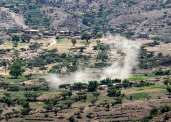 Humo se eleva tras ataques durante los enfrentamientos entre hutíes y fuerzas gubernamentales yemeníes respaldadas por Arabia Saudita en al-Kadha, al oeste de Taiz, Yemen, el 16 de septiembre de 2026.