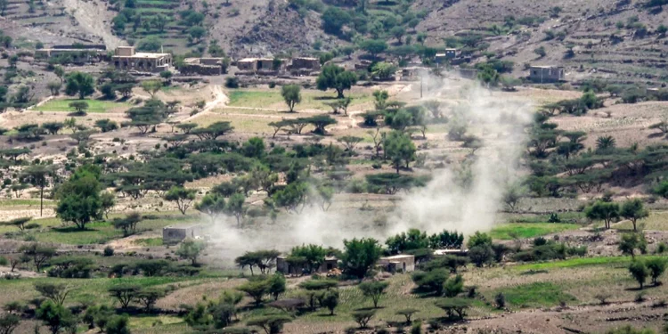 Humo se eleva tras ataques durante los enfrentamientos entre hutíes y fuerzas gubernamentales yemeníes respaldadas por Arabia Saudita en al-Kadha, al oeste de Taiz, Yemen, el 16 de septiembre de 2026.
