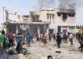 Imagen de la televisión estatal iraní que muestra el lugar de los ataques contra una escuela primaria de niñas en Minab, en la provincia de Hormozgan.