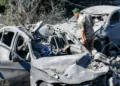 Un soldado del ejército libanés inspecciona vehículos destruidos tras un ataque aéreo israelí en Kfar Roummane, sur del Líbano, el 7 de septiembre de 2026.