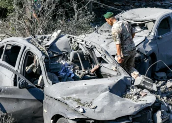 Un soldado del ejército libanés inspecciona vehículos destruidos tras un ataque aéreo israelí en Kfar Roummane, sur del Líbano, el 7 de septiembre de 2026.