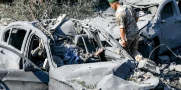 Un soldado del ejército libanés inspecciona vehículos destruidos tras un ataque aéreo israelí en Kfar Roummane, sur del Líbano, el 7 de septiembre de 2026.