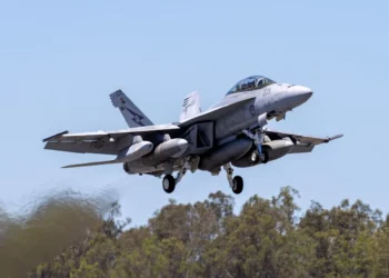 F/A-18F Super Hornet de la Real Fuerza Aérea Australiana con un misil JASSM-ER