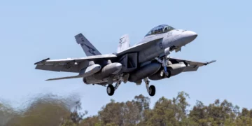 F/A-18F Super Hornet de la Real Fuerza Aérea Australiana con un misil JASSM-ER
