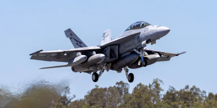 F/A-18F Super Hornet de la Real Fuerza Aérea Australiana con un misil JASSM-ER