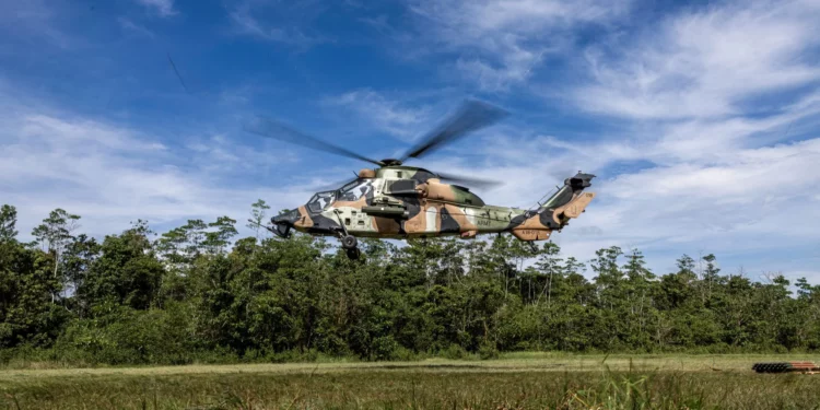 Cuatro helicópteros ARH Tiger del Ejército australiano sobrevuelan Darwin