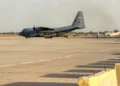 Un avión militar C-130 Hercules de la Fuerza Aérea de Estados Unidos se prepara para despegar de Camp Victory, en las afueras del aeropuerto internacional de Bagdad, el 29 de septiembre de 2026.