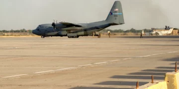 Un avión militar C-130 Hercules de la Fuerza Aérea de Estados Unidos se prepara para despegar de Camp Victory, en las afueras del aeropuerto internacional de Bagdad, el 29 de septiembre de 2026.