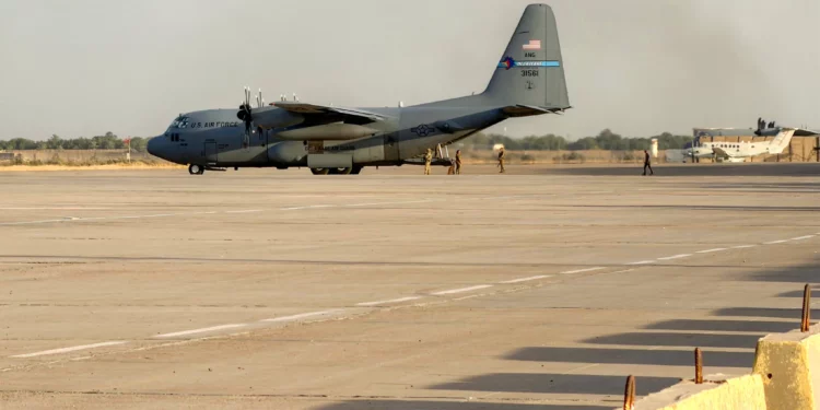 Un avión militar C-130 Hercules de la Fuerza Aérea de Estados Unidos se prepara para despegar de Camp Victory, en las afueras del aeropuerto internacional de Bagdad, el 29 de septiembre de 2026.